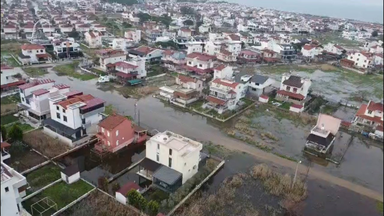Dikili’de yağış durdu, sular kaldı