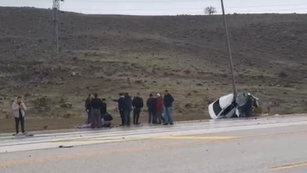 Direğe çarpan otomobil ikiye katlandı: 1 yaralı