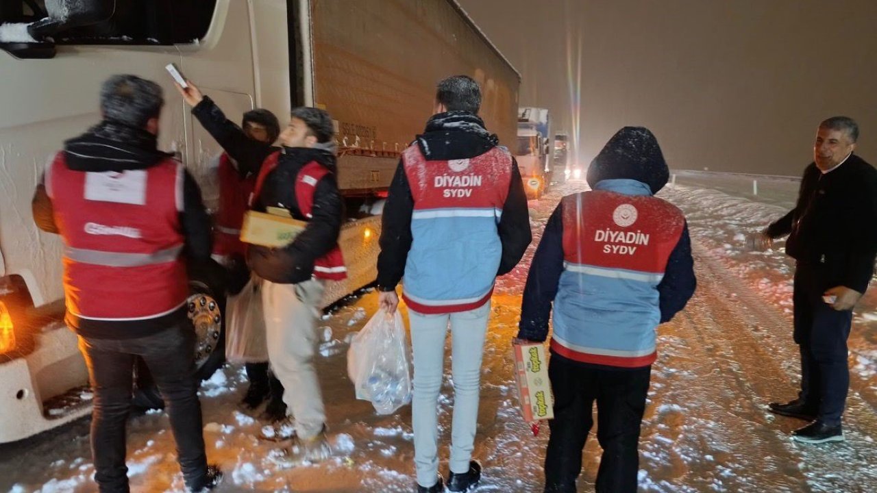Diyadin’de yolda kalan vatandaşlara kumanya desteği