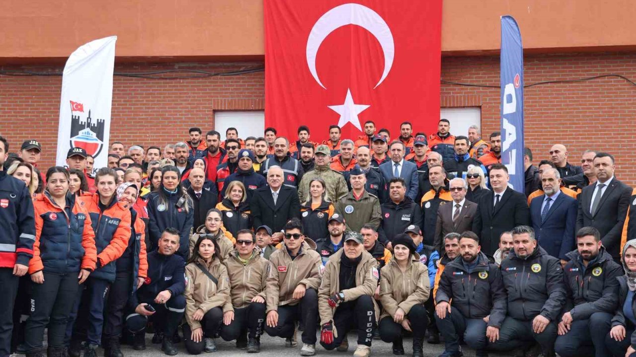 Diyarbakır’da eğitimlerini tamamlayan arama-kurtarma ekiplerine ‘peç’ takıldı