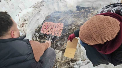 Donan Nazik Gölü üzerinde sucuk ekmek keyfi