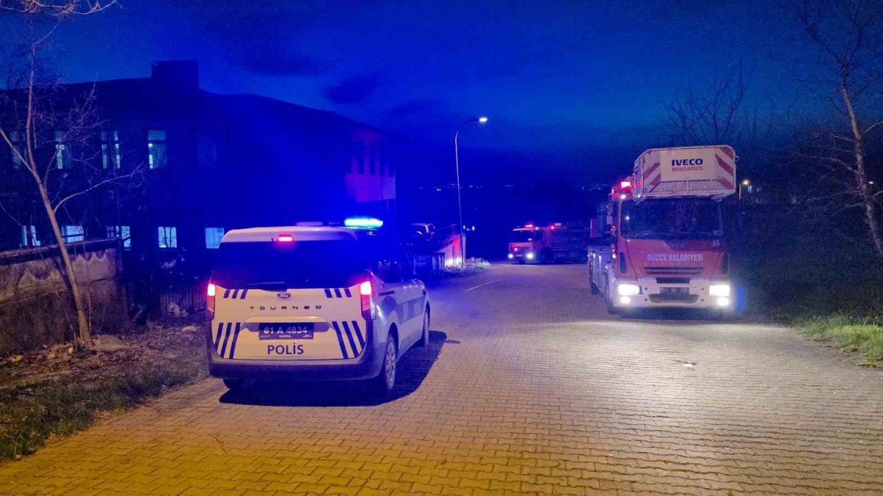 Düzce’de kuvvetli rüzgar okulun çatısını uçurdu