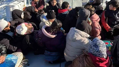 Düzensiz göçmenler karada mahsur kaldı