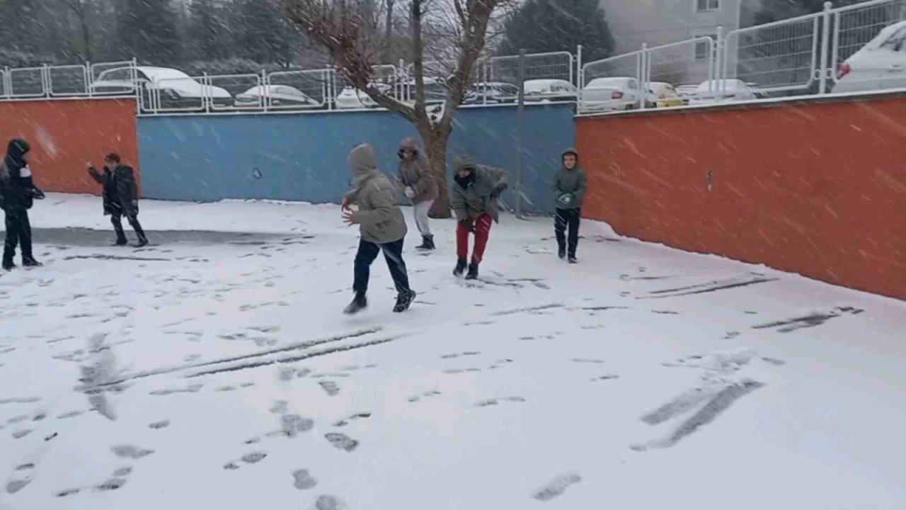 Edirne’de çocukların kar sevinci