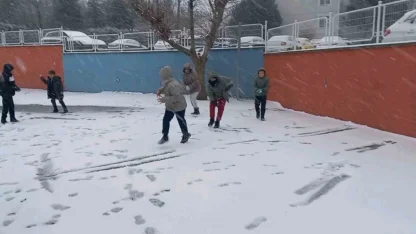 Edirne’de çocukların kar sevinci