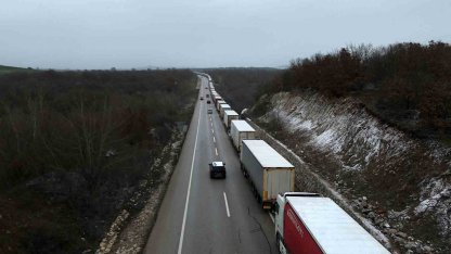 Edirne’de dondurucu soğukta kilometrelerce tır kuyruğu