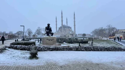 Edirne’de kar yağışı etkili oluyor