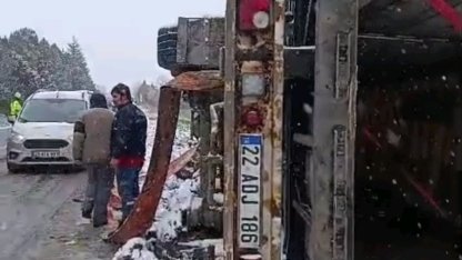 Edirne’de kar yağışı ve fırtına sebebiyle tır devrildi