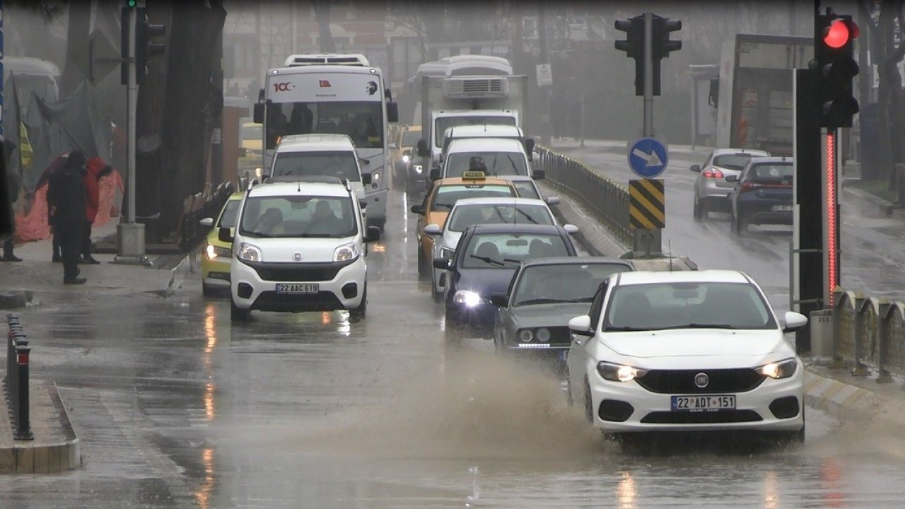 Edirne’de yağmur etkili oldu, cadde ve sokaklar göle döndü