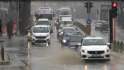Edirne’de yağmur etkili oldu, cadde ve sokaklar göle döndü