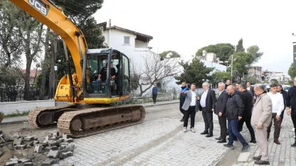 Edremit Belediyesi’nden İkizçay Mahallesi’nde yoğun yol mesaisi