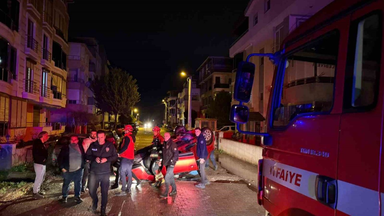 Edremit’te park halindeki araca çarpan otomobil takla attı