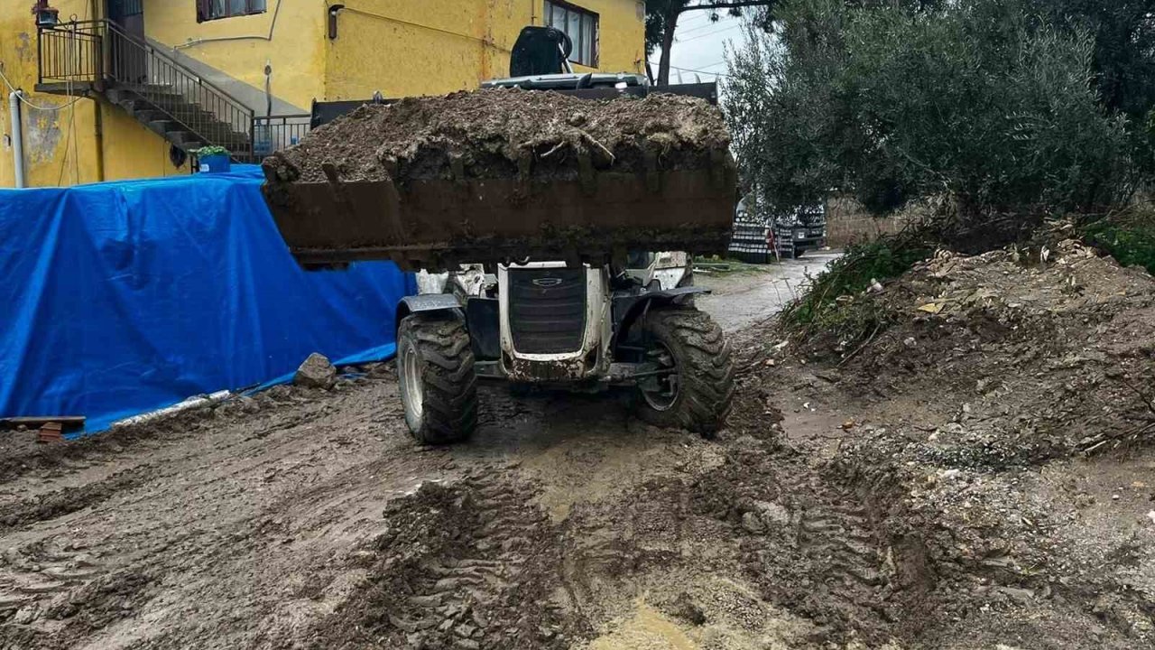 Efeler’den sağanak yağışa hızlı müdahale