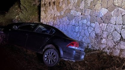 Eğirdir’de yol kenarına savrulan otomobildeki 3 kişi yaralandı