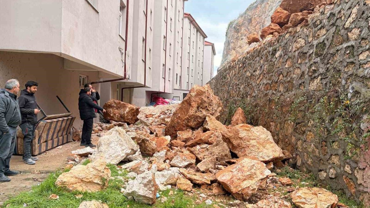 Eğirdir’de yuvarlanan kayaların tehdit ettiği bina tahliye edildi