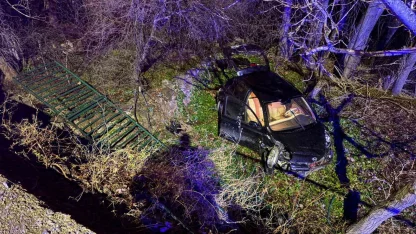 Ehliyetsiz sürücü 5 metrelik bahçe duvarından uçtu: 1 yaralı