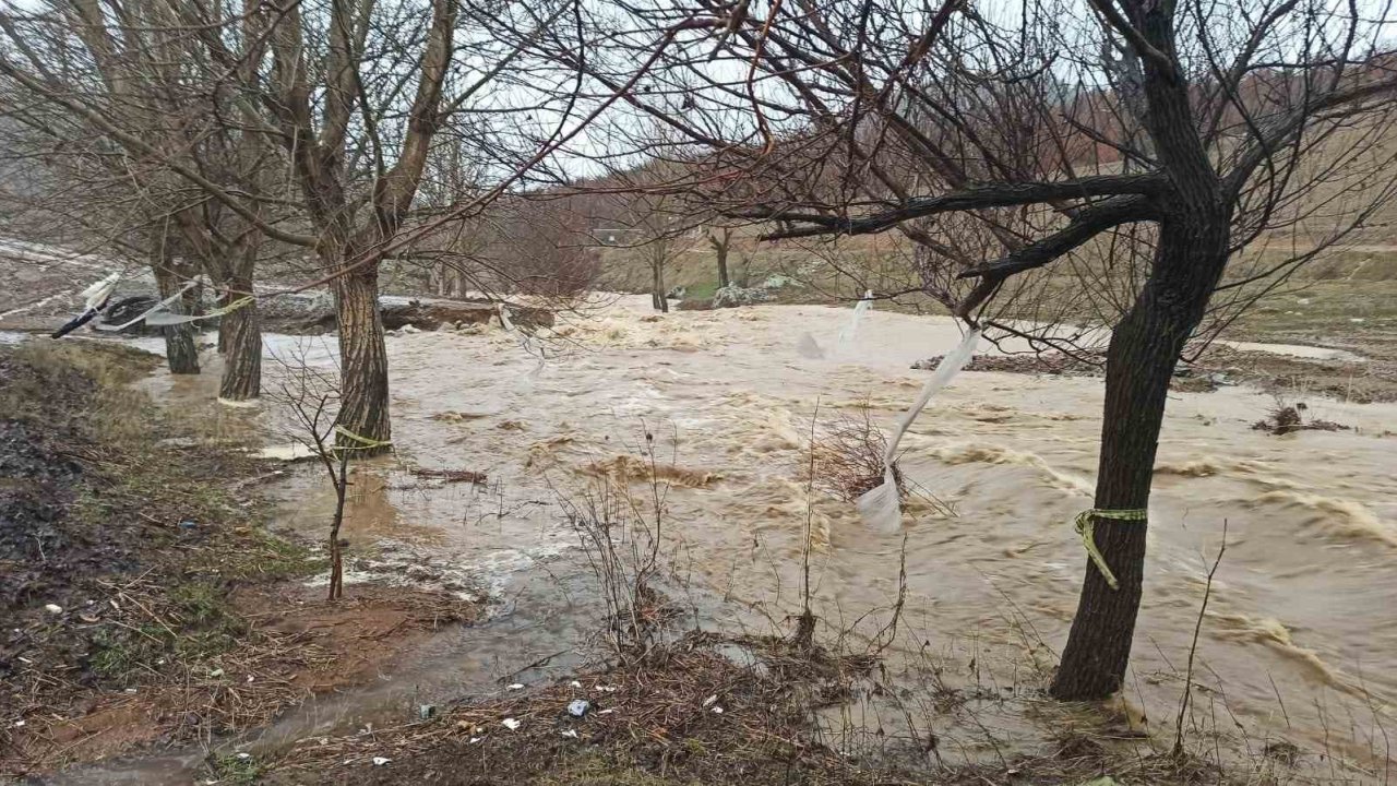 Ekinözü Belediyesi’nin yaptığı yol ilk yağmurda taşkın altında kaldı