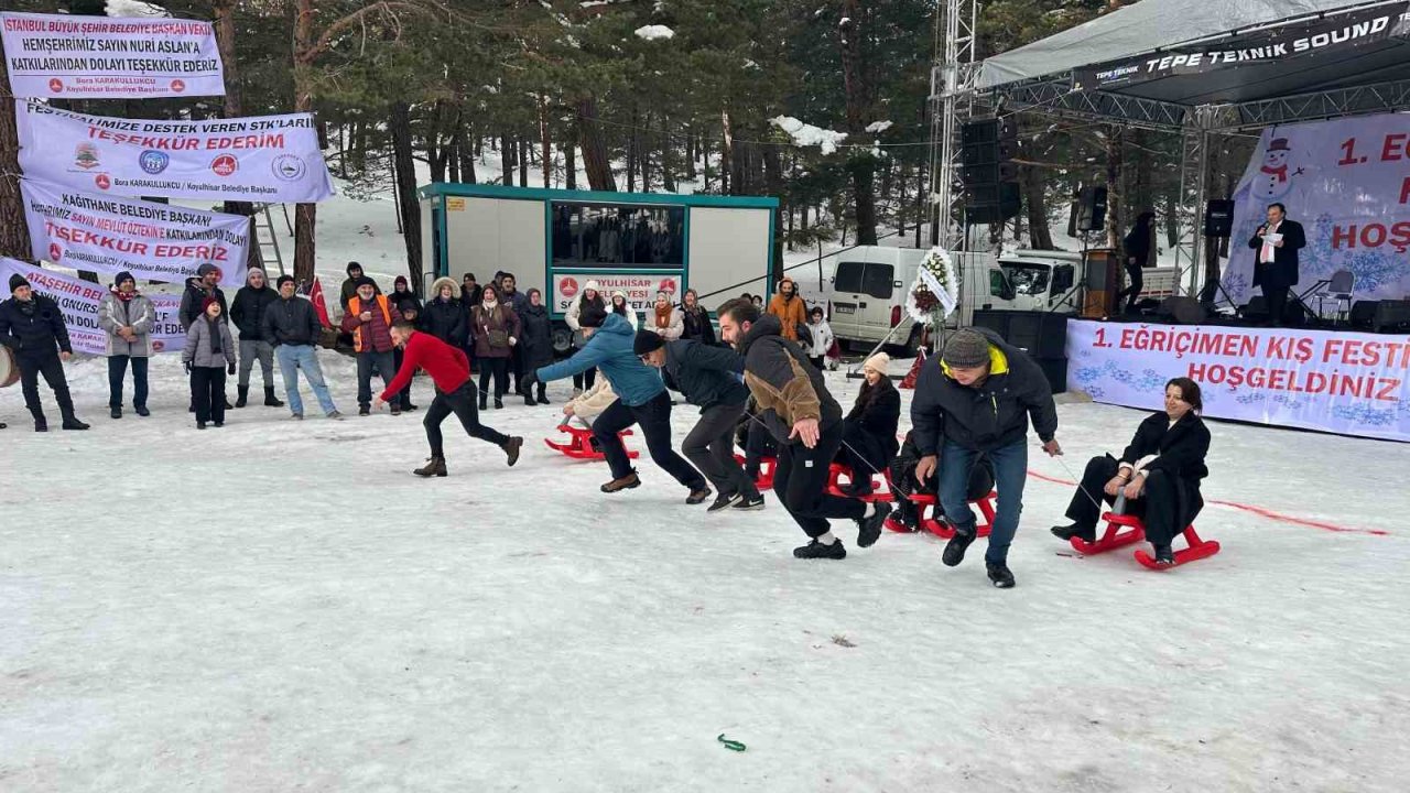 Ekskavatörle kızak yapıp soğuk havada halaylarla ısındılar