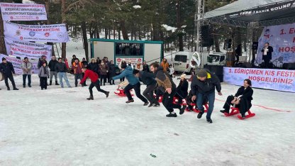 Ekskavatörle kızak yapıp soğuk havada halaylarla ısındılar