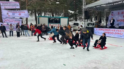 Ekskavatörle kızak yapıp soğuk havada halaylarla ısındılar