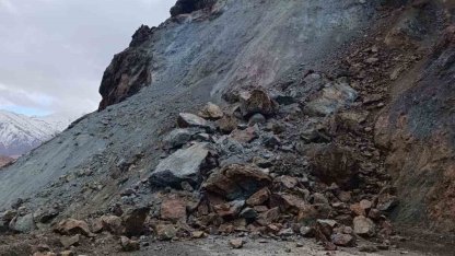 Elazığ’da heyelan yolu kapadı