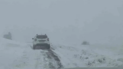 Elazığ’da kar yağışında mahsur kalan araç kurtarıldı