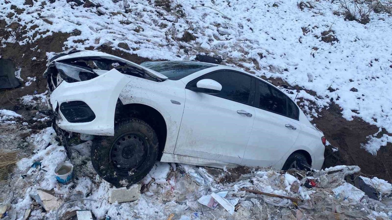 Elazığ’da otomobil şarampole uçtu: 2 yaralı