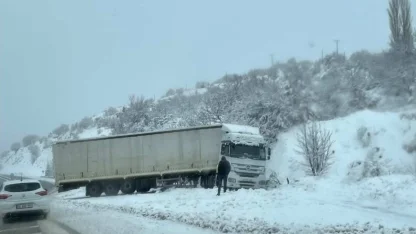 Elazığ’da şarampole kayan tır kara saplandı