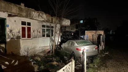 Ergene’de otomobil evin bahçesine daldı