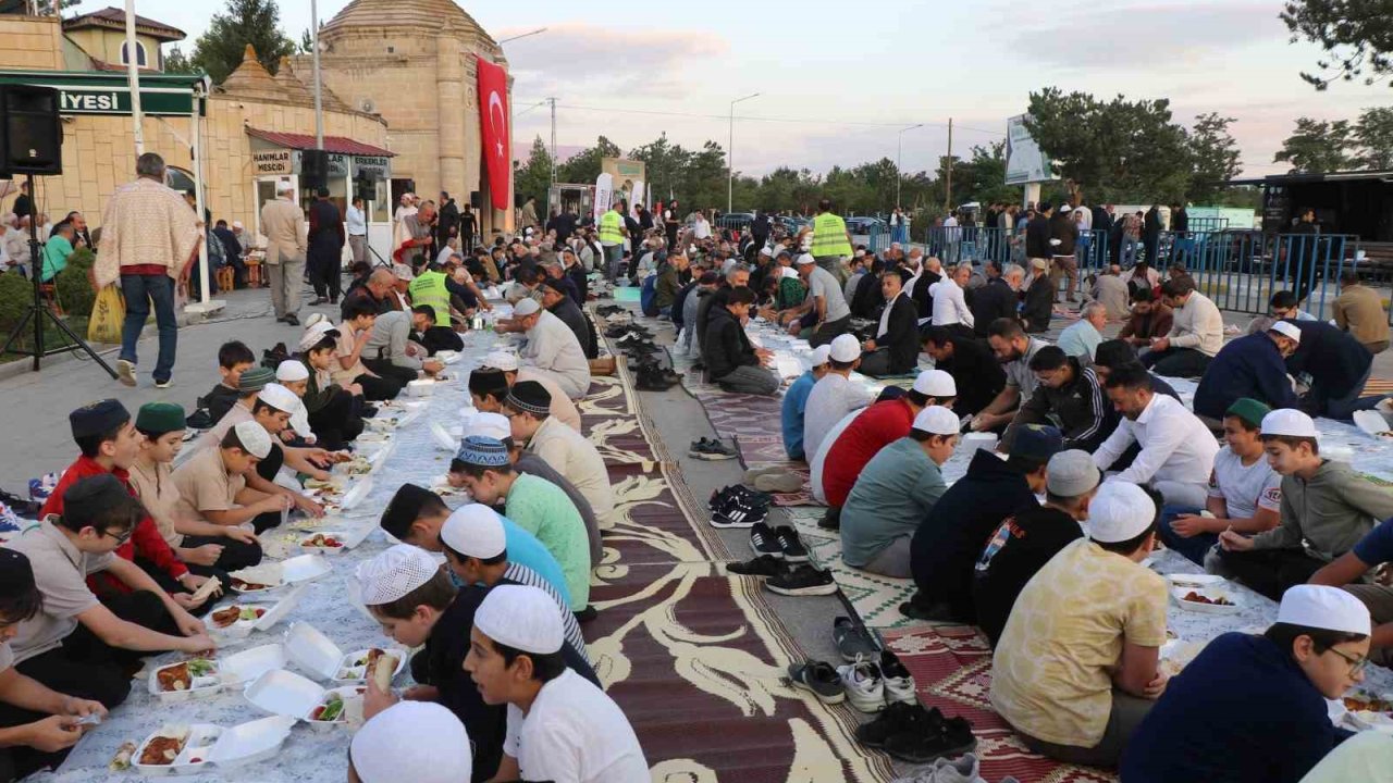 Erzincan’da Vakıflardan Terzibaba Sofrasında Ramazan iftarı