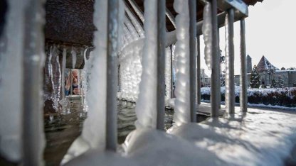 Erzurum’da soğuklar etkili oluyor; Çeşme ve şadırvanlar dondu