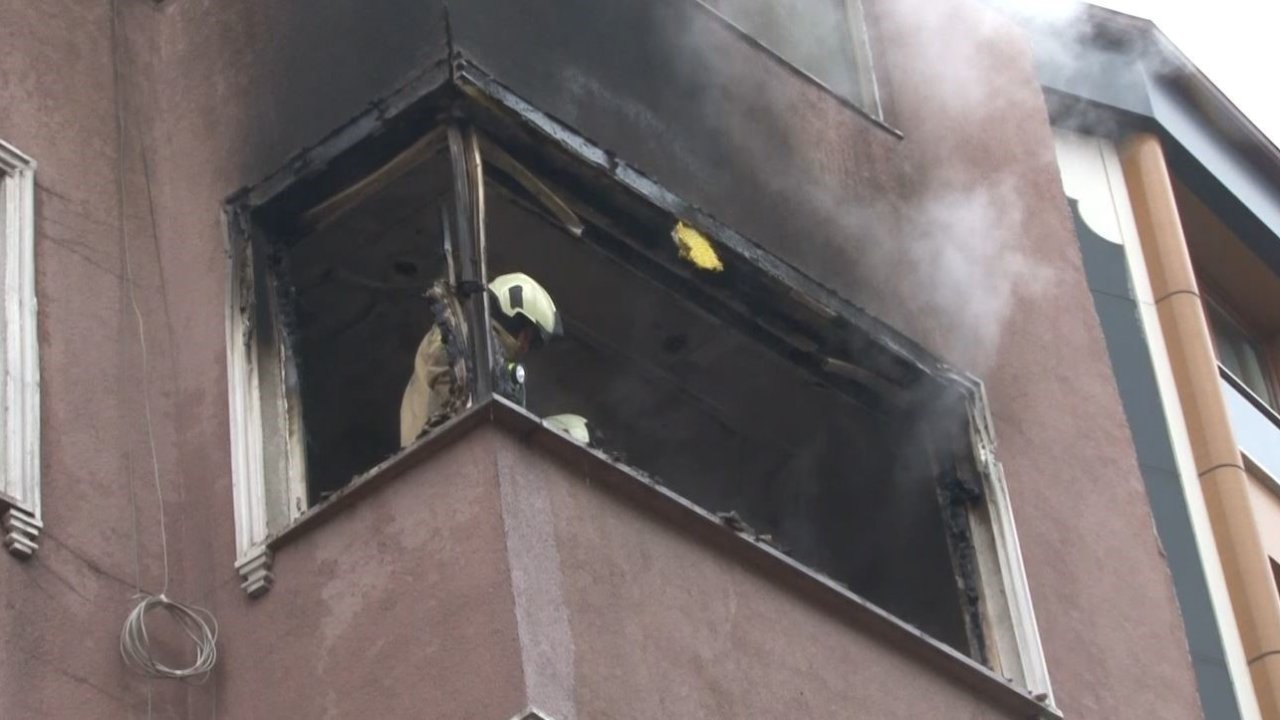 Esenler’de 4 katlı binada yangın paniği: Küle dönenen daire kullanılamaz hale geldi