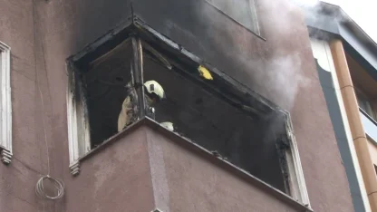 Esenler’de 4 katlı binada yangın paniği: Küle dönenen daire kullanılamaz hale geldi