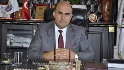 Eski belediye başkanını oğlu baltayla öldürdü