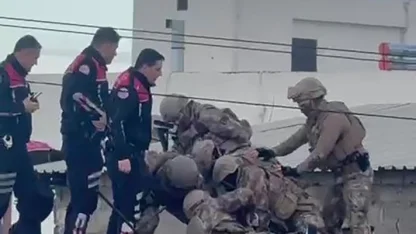 Eski çalıştığı iş yerini basıp 4 kişiyi vuran şahıs çatıda yakalandı