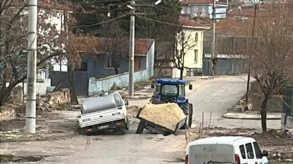 Eskişehir’de yol çöktü: 2 araça battı