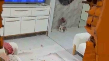 Evinde otururken, kamyonetin çarptığı duvarın altında kalarak yaralandı