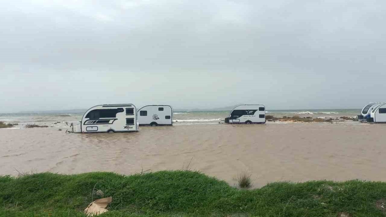 Ezine’de karavanlar su altında kaldı