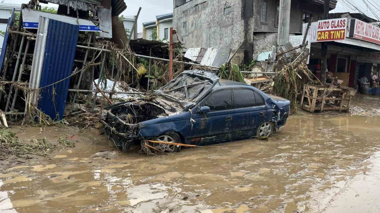 Filipinler’i tropikal fırtına vurdu: 12 ölü