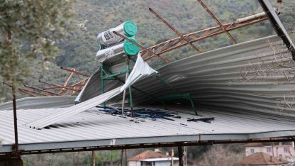 Fırtına yıktı geçti