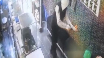 Gaziantep’te silahlı, maskeli ve biber gazlı kuyumcu soygunu kamerada