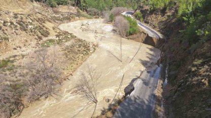 Gazipaşa’da heyelan yolu yuttu