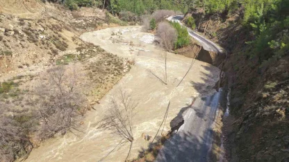 Gazipaşa’da heyelan yolu yuttu