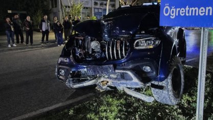 Gazipaşa’da kamyonet refüje çıktı: 2 yaralı