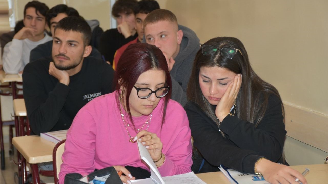 Gençler üniversite hayallerine ücretsiz kavuşuyor