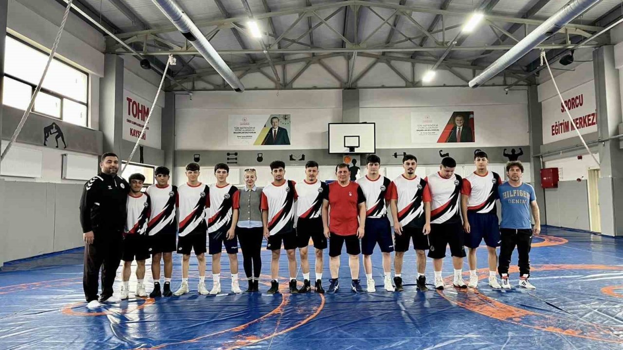 Gençlik ve Spor İl Müdürü Kabakcı güreşçilerle mindere çıktı