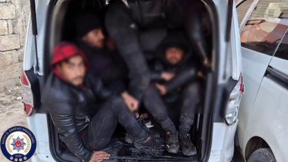 Göçmenleri tıka basa taşırken yakayı ele veren insan kaçakçısı tutuklandı