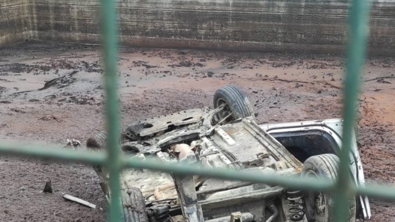 Gökçeada’da yoldan çıkan otomobil fabrikanın bahçesine uçtu: 4 yaralı