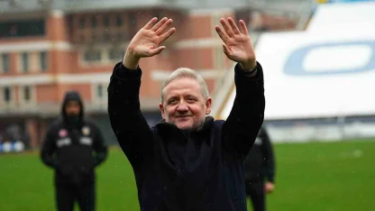 Göksel Gümüşdağ, galibiyet sonrası tribünleri selamladı