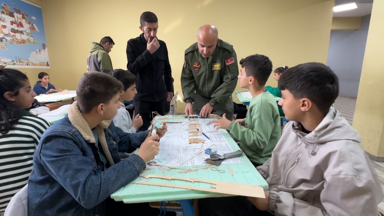 Gökyüzü meraklıları model uçakla buluştu